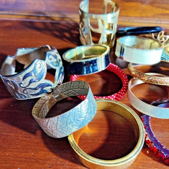 18 Woman's Fashion Bracelets Lot Bundle Cuffs Bangles  Metal Gold Silver - Picture 3 of 8